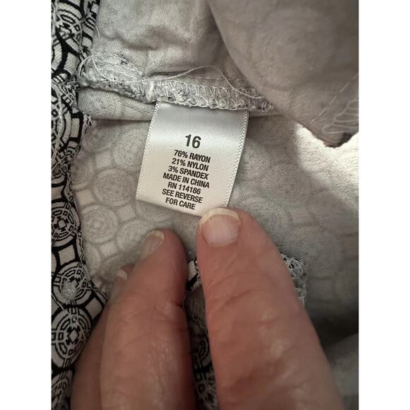 ROZ & ALI BLACK WHITE CAPRI STRETCH PANTS SIZE 16 W/ Zip Front Pockets - Picture 13 of 14